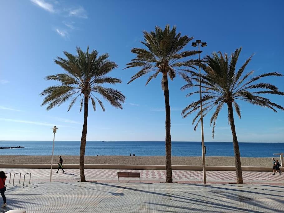 Estupendo Piso Renovado A 30 Metros De La Playa Apartment Алмерия Екстериор снимка
