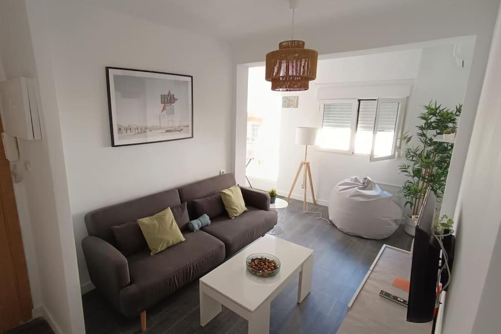 Estupendo Piso Renovado A 30 Metros De La Playa Apartment Алмерия Екстериор снимка